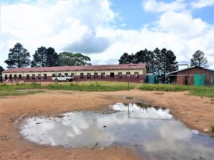 Typisches Schulhaus im Hinterland - ein Schulweg ist bis zu 5 km lang